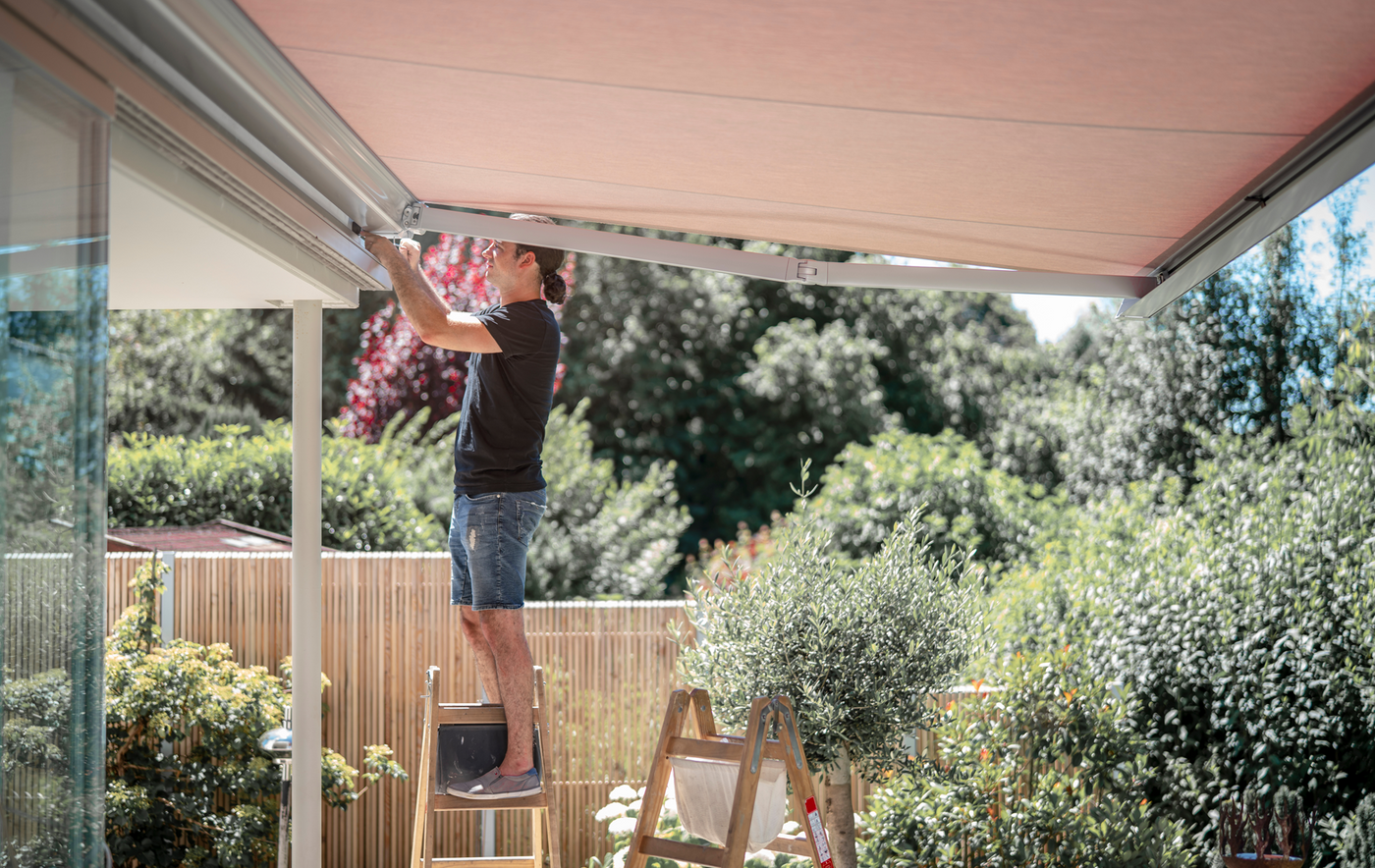 Sonnenschutz für Terrasse & Balkon: Markisen & Sonnensegel clever befestigt